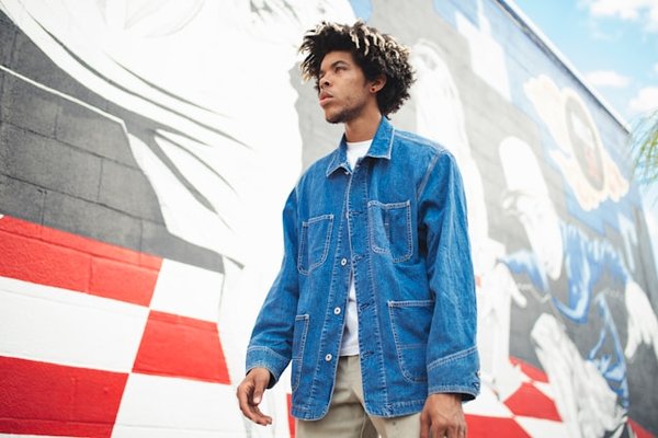 Comment la mode de la rue influence-t-elle les designers ?